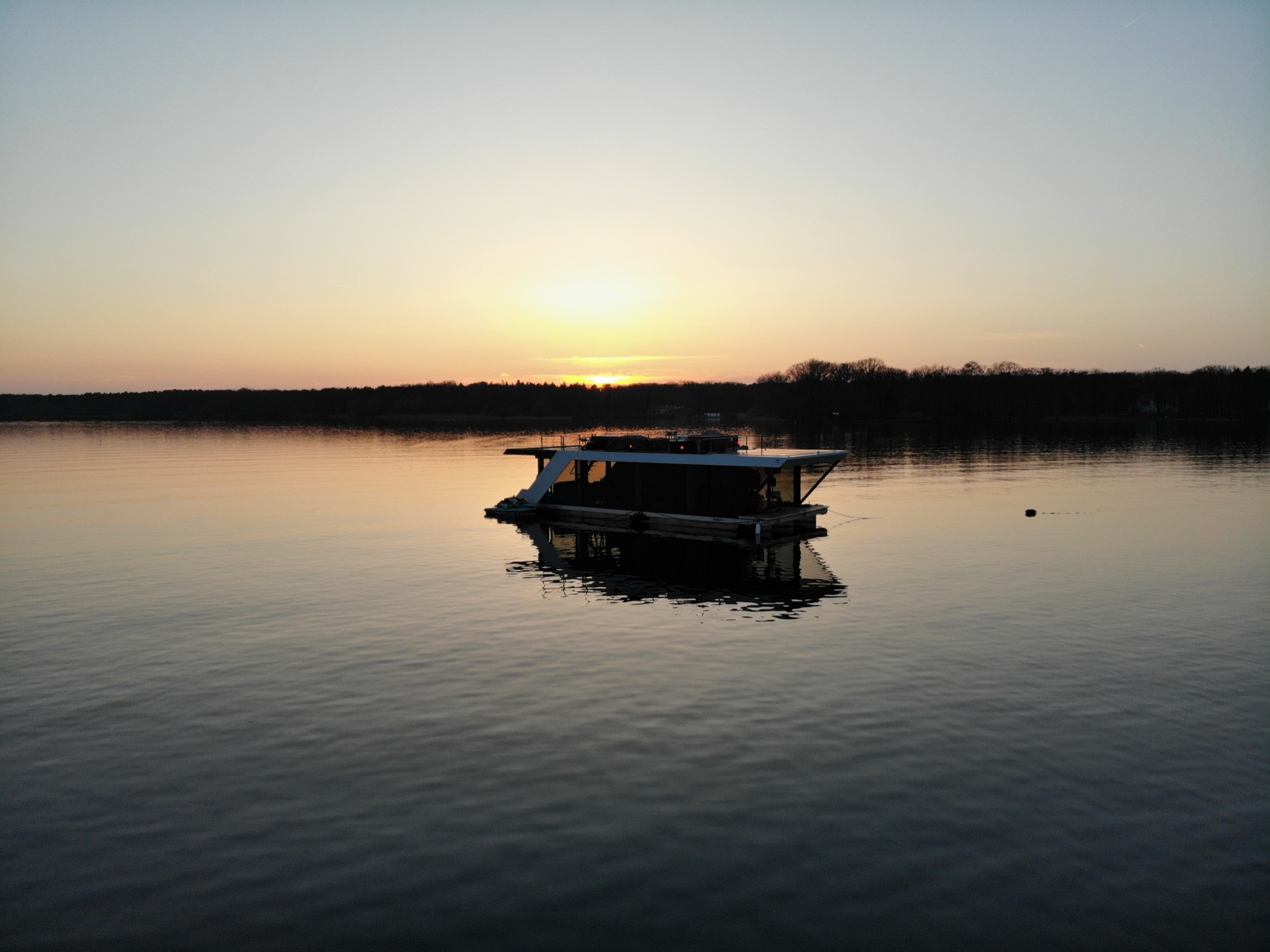 LakeView Solar-Yacht auf der Havel bei Sonnenuntergang