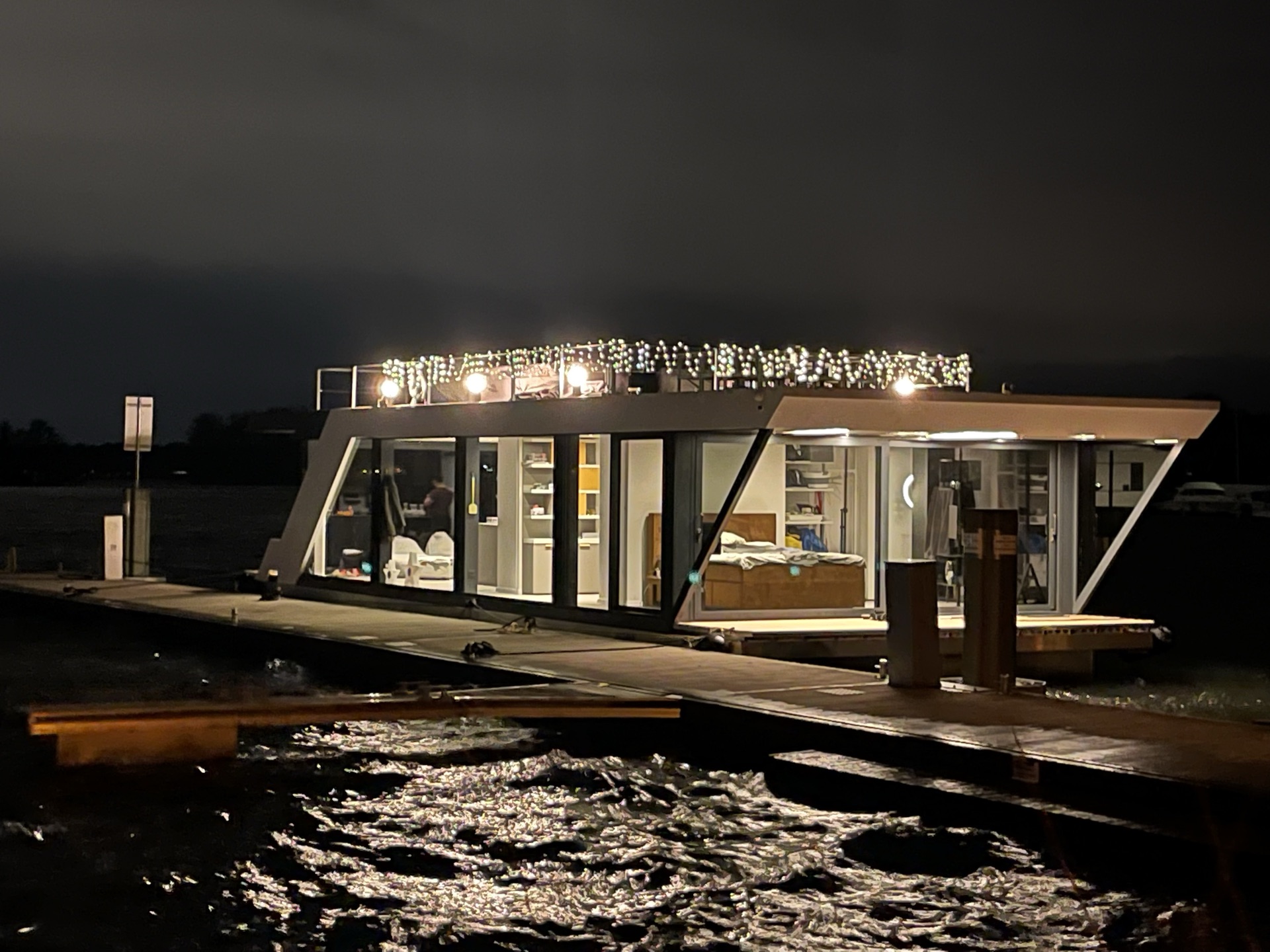 LakeView bei Nacht mit Lichterkette