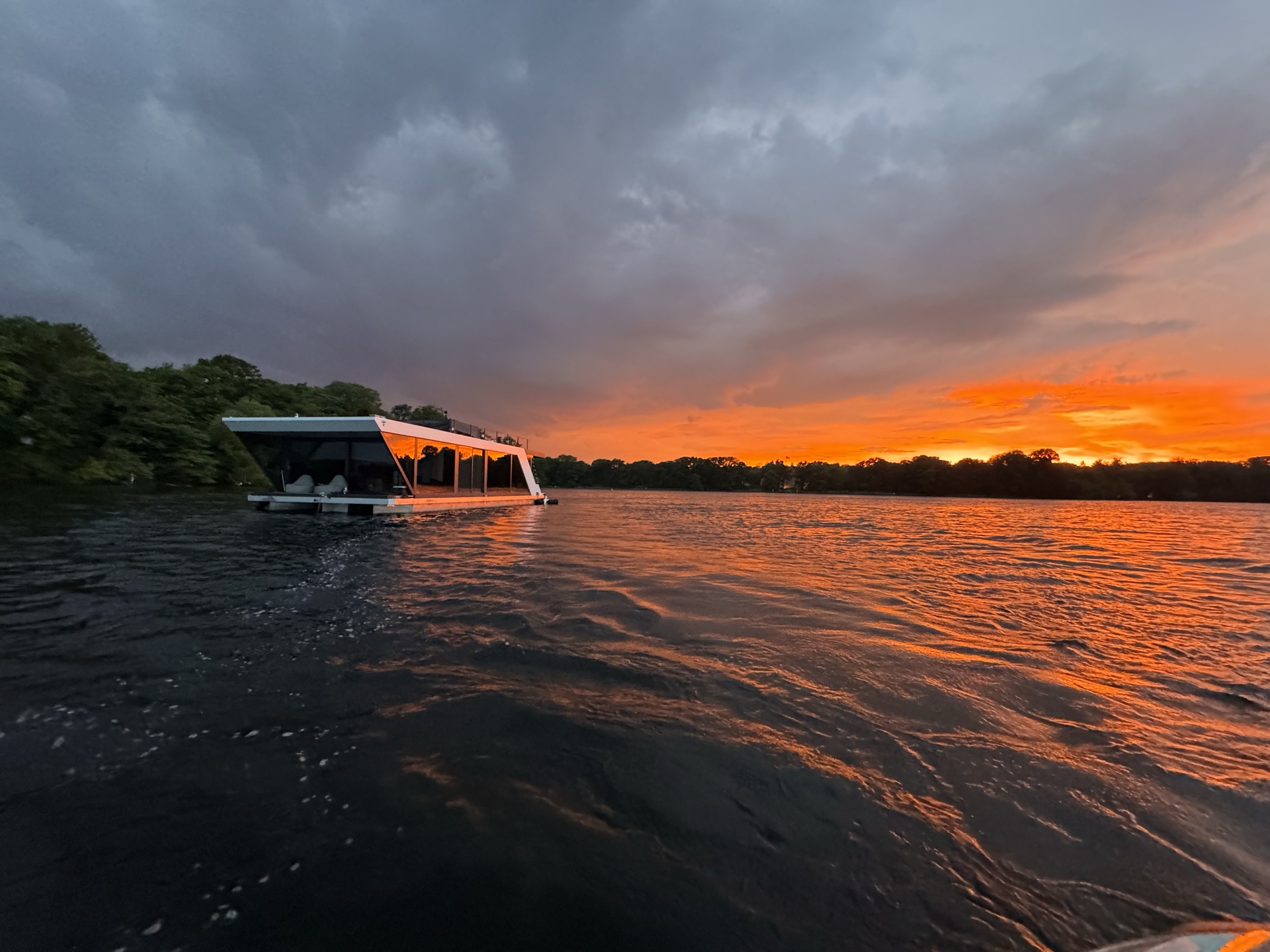 Dramatischer Sonnenuntergang auf der Havel
